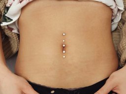 Oberes und Unteresbauchnabelpiercing