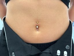 Bauchnabelpiercing